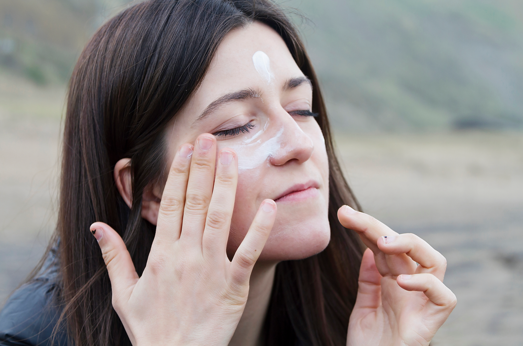 4 Reasons You Need Sunscreen In The Winter | should I wear sunscreen in the winter, how much UV light does snow reflect, what SPF is best in winter