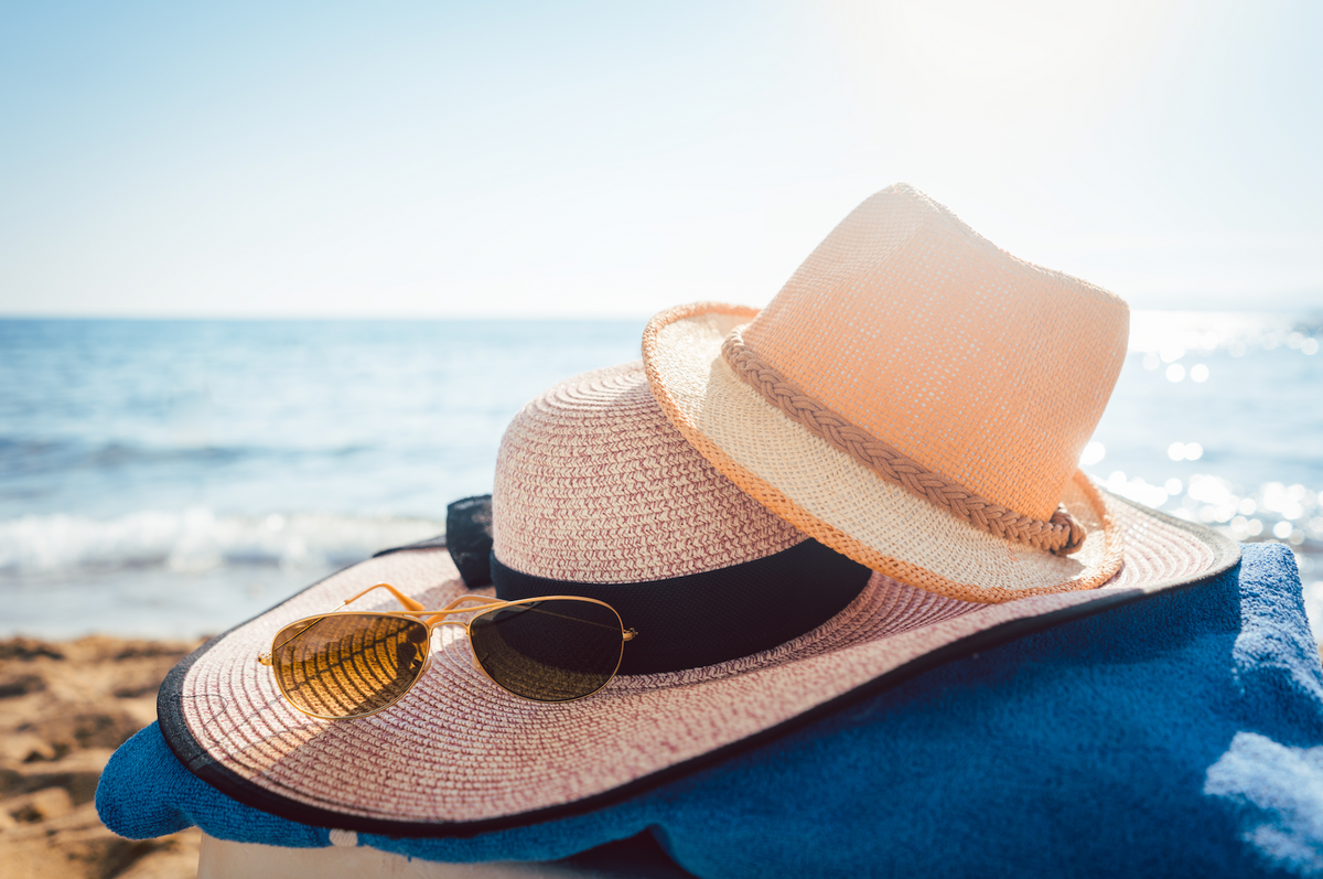 Пляжная шляпа в интерьере на стенах. Соломеная шляпа на солнце. Атмосфера море очки пляж шляпа. Фото шляпа Пхукет. Шляпа на воде