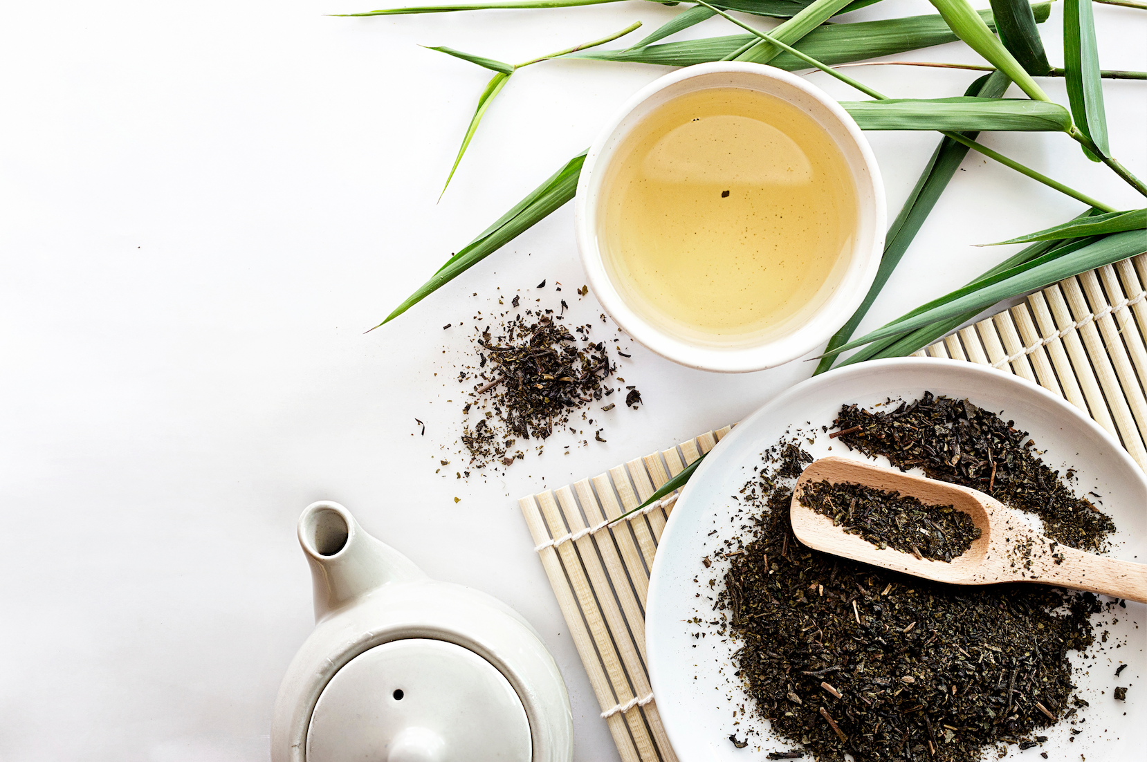 5 Nourishing Benefits of White & Green Tea For Your Skin